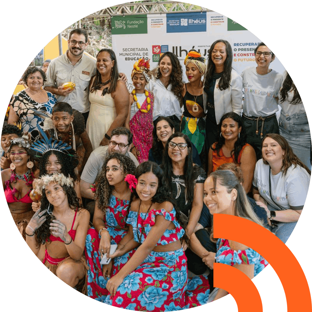 Estudantes e educadores durante atividade do projeto Hortas Escolares, em Ilhéus/BA, em setembro de 2025.